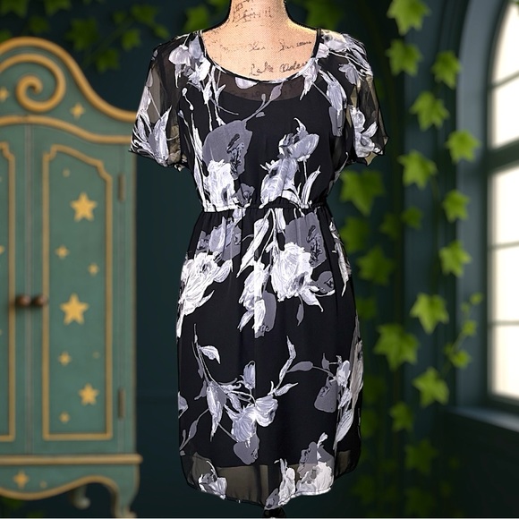 Xhilaration Dresses & Skirts - Xhilaration Floral Print & Black Shell Lining Dress XS